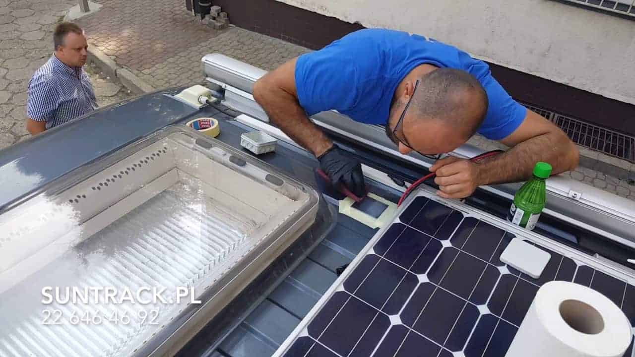 Montaż paneli słonecznych na kamperze.