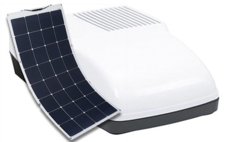 Kamper, klimatyzacja i zasilanie panelami słonecznymi.