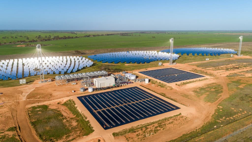 panele słoneczne, lustra, magazynowanie energii, elektrownia słoneczna w Australii