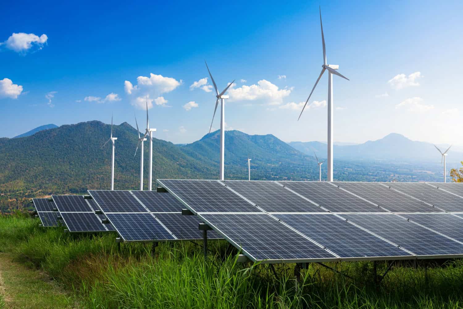 panele fotowoltaiczne i wiatraki, odnawialne źrodła energii, wykorzystanie magazynowanie energii odnawialnej