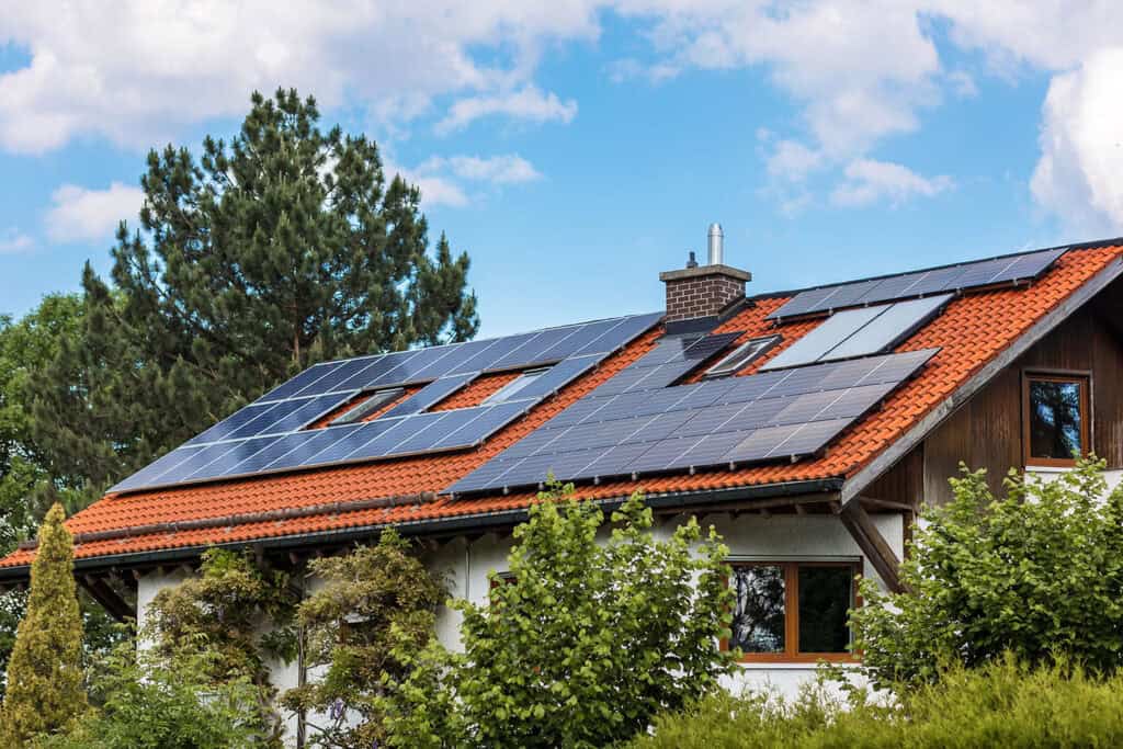 Dom z panelami solarnymi na dachu