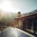 Ekologiczny dom jednorodzinny z panelami fotowoltaicznymi na dachu w blasku słońca.