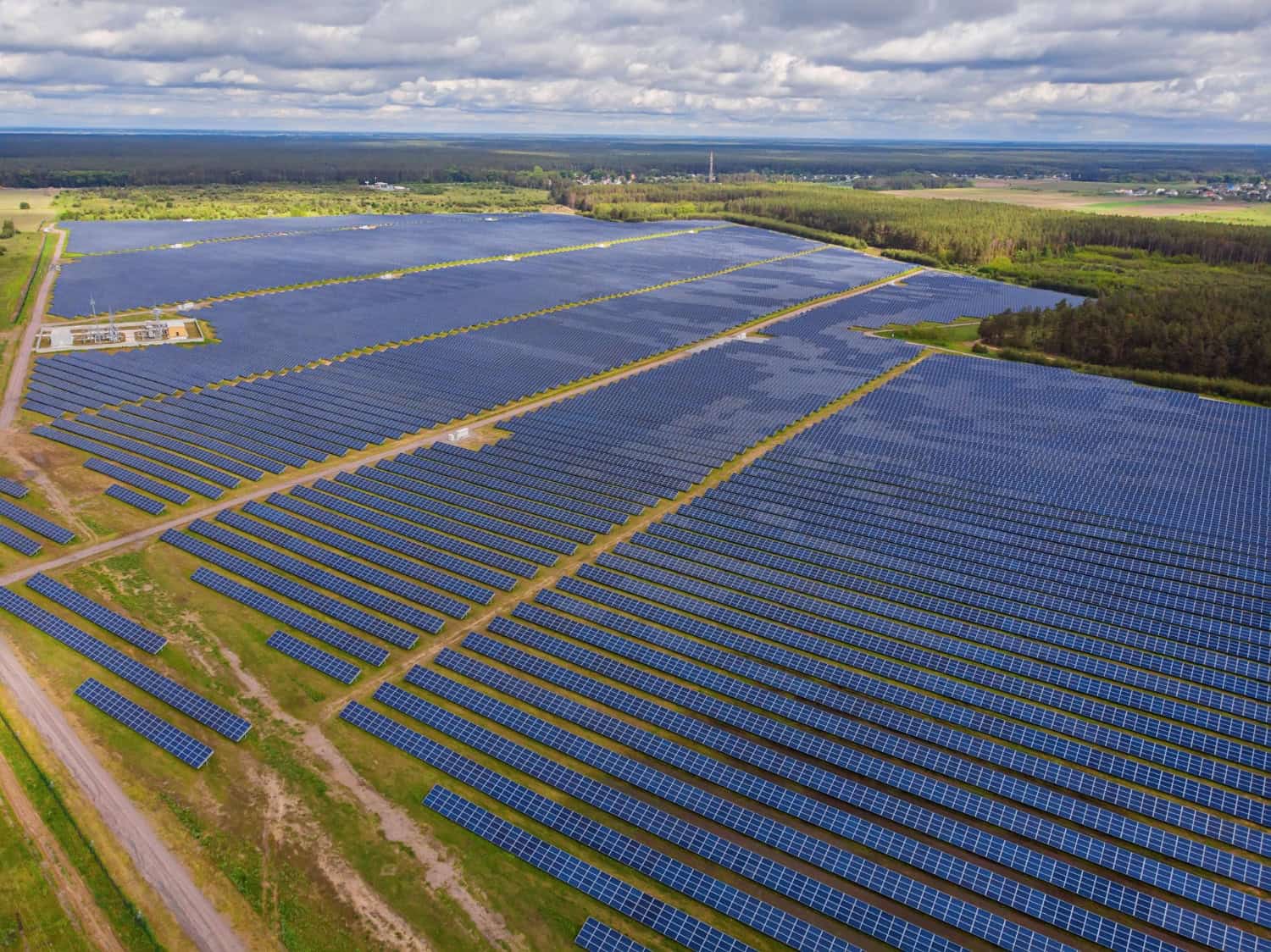 Zdjęcie pokazuje elektrownie słoneczną, nawiązującą do tytułu artykułu ,,Elektrownie słoneczne w Polsce".