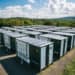 Największy magazyn energii w Europie powstanie w Polsce, taką instalację przedstawia grafika. Są to masywne kontenery z bateriami w środku.