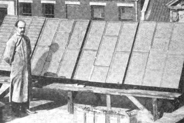 Grafika przedstawia George Cove'a, od którego zaczęła się historia fotowoltaika, o którym mowa w artykule. Stoi obok prototypu paneli fotowoltaicznych.