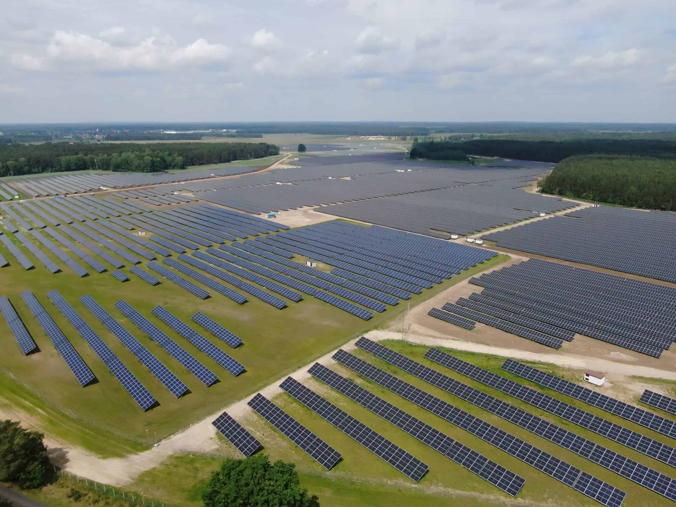 Zdjęcie przedstawia elektrownię słoneczną w Wielbarku.