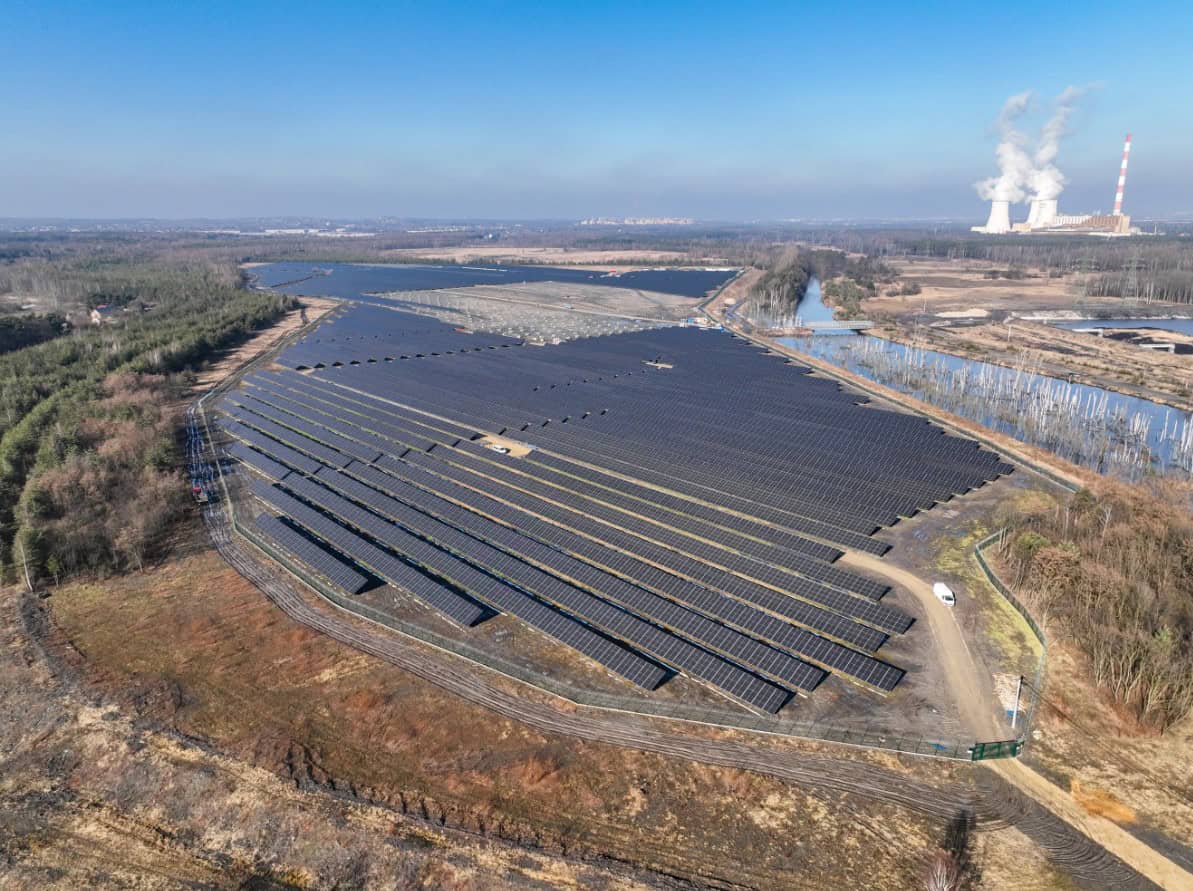 Zdjęcie przedstawia elektrownię słoneczną w Jaworznie.