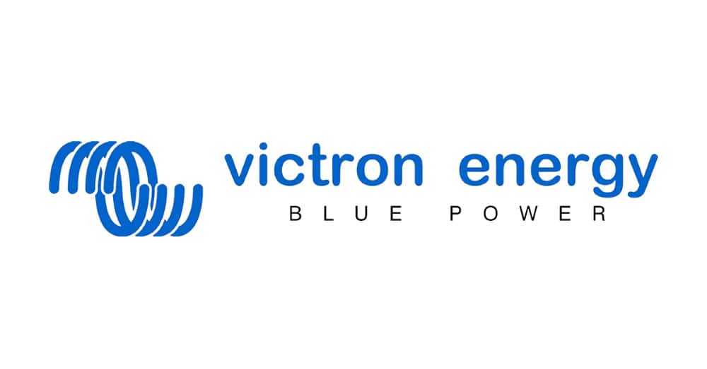Grafika przedstawia logo Victron Energy, marki, która zajęła 2gie miejsce w rankingu magazynów energii 2024, na których temat został napisany ten artykuł.