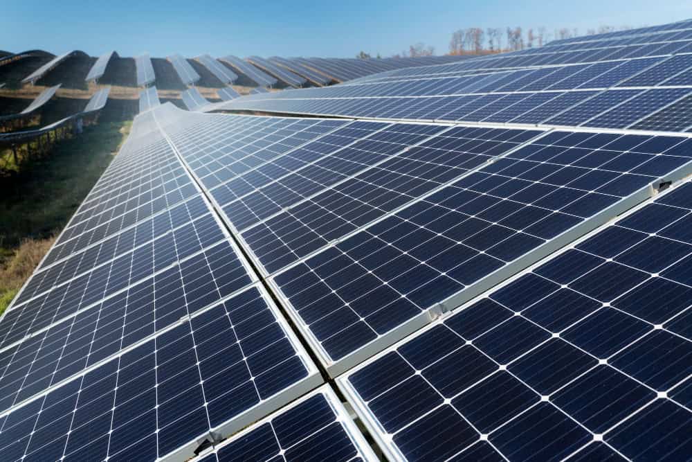 Panele słoneczne nawiązujące do tego, iż projekt Midong składa się z ponad 5,26 miliona dwustronnych paneli monokrystalicznych o mocy 650 W każdy.