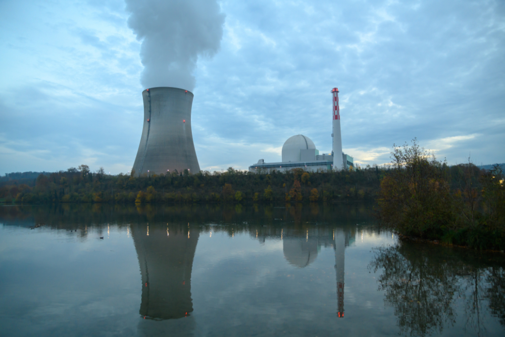 Obrazek przedstawia elektrownie atomową znajdującą się nad rzeką