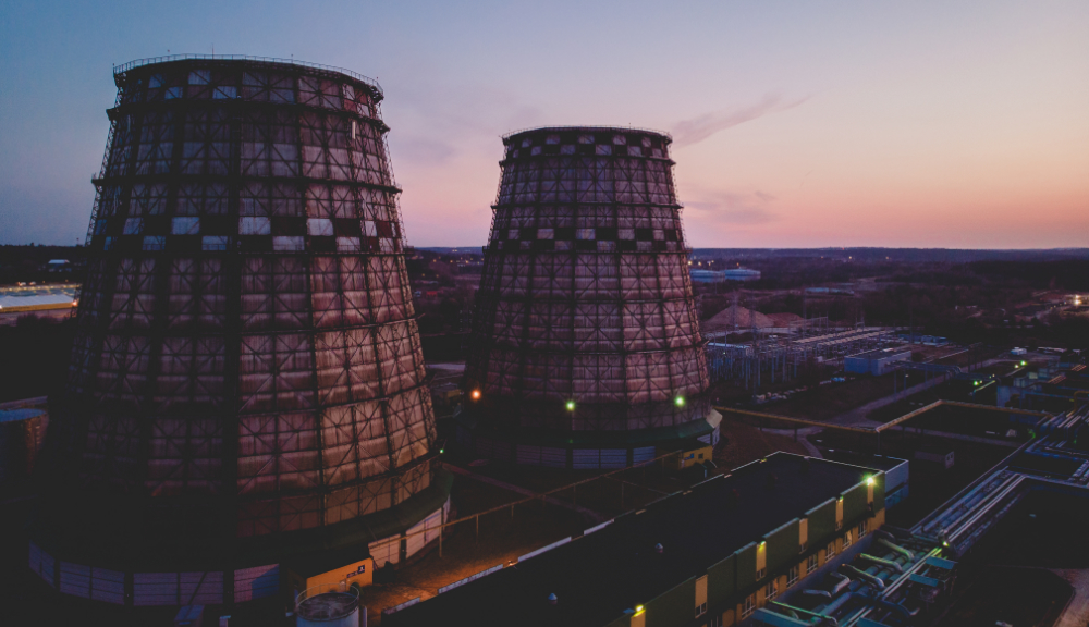 Zdjęcie lotnicze dwóch elektrowni o zachodzie słońca w Wilnie.