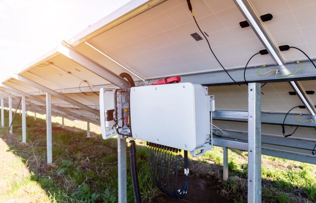 Mikroinwertery vs falowniki stringowe: które rozwiązanie wybrać