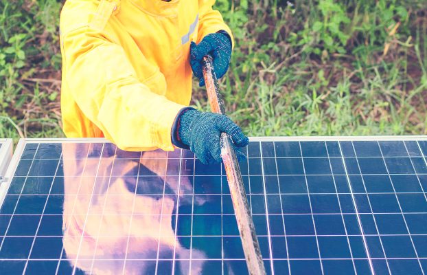 Czyszczenie paneli słonecznych: czy to konieczne i jak to robić