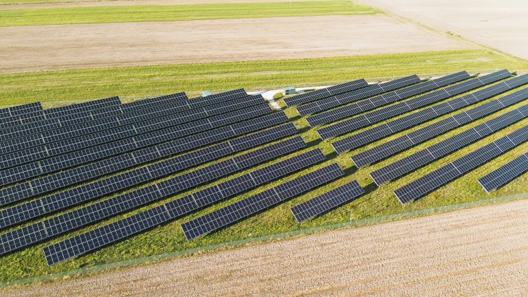 Fotowoltaika w rolnictwie i nawadnianie solarne: praktyczny przewodnik