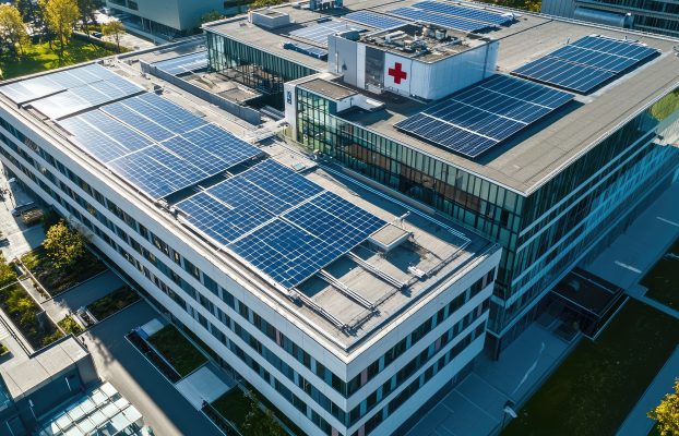 Fotowoltaika w szpitalach i instytucjach publicznych: jak planować duże instalacje