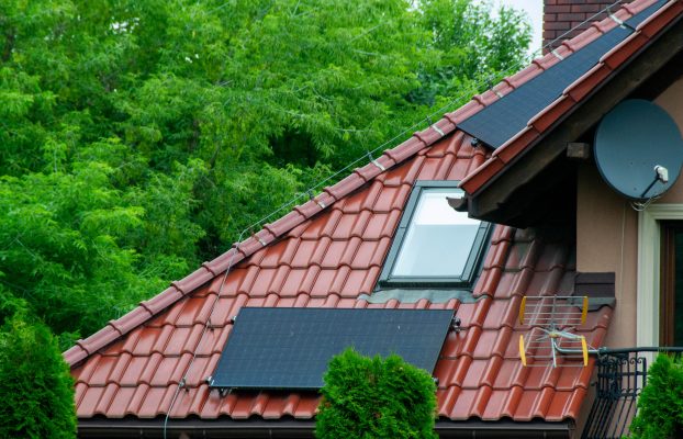 Dachówka fotowoltaiczna i solar roof: czy warto inwestować w 2026