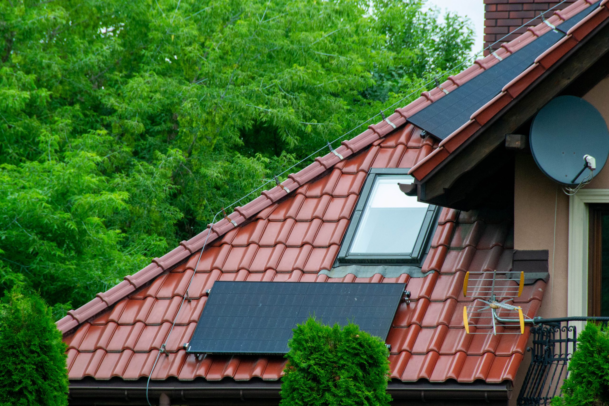 Dachówka fotowoltaiczna i solar roof: czy warto inwestować w 2026