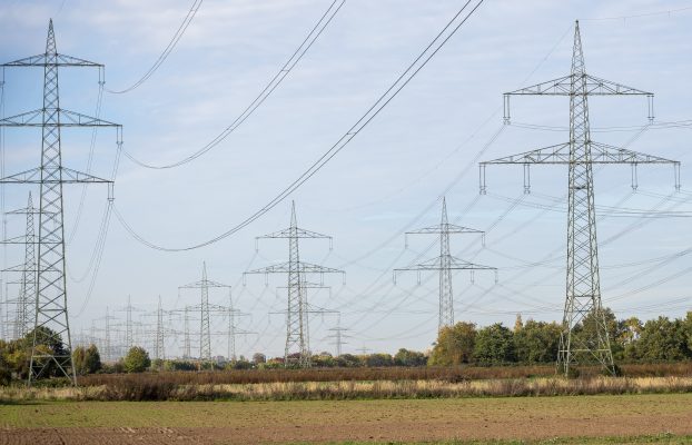 Stabilność sieci energetycznej przy dużym udziale OZE: wyzwania i rozwiązania