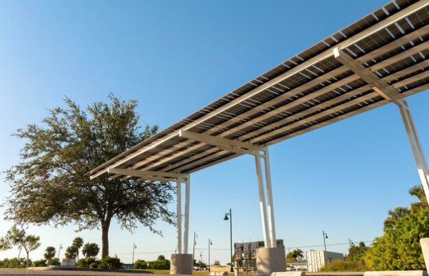 Carport fotowoltaiczny: wiata garażowa z panelami jako alternatywa dachowa