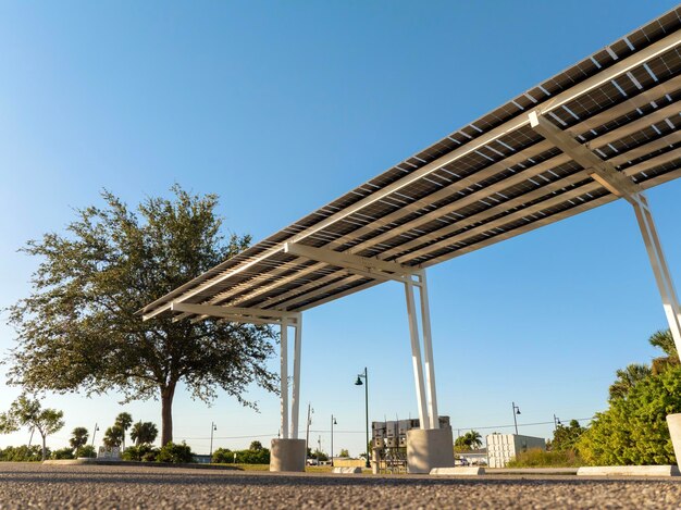 Carport fotowoltaiczny: wiata garażowa z panelami jako alternatywa dachowa