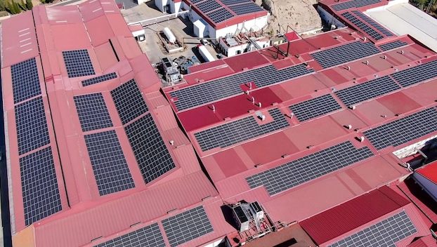 Fotowoltaika na skomplikowanym dachu: lukarny, okna dachowe i wiele połaci