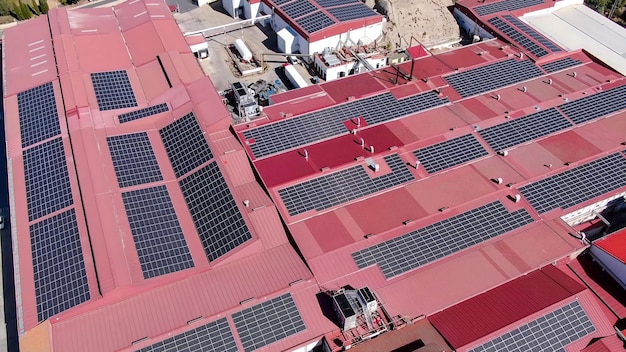 Fotowoltaika na skomplikowanym dachu: lukarny, okna dachowe i wiele połaci