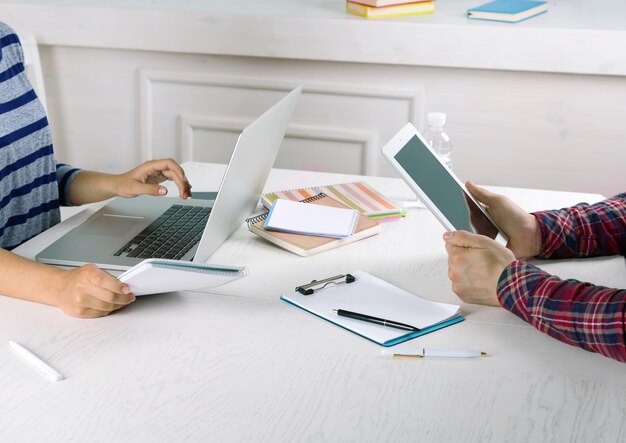 Jak porównywać oferty na fotowoltaikę: ukryte koszty i pułapki w umowach