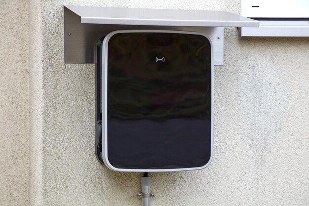 Falowniki hybrydowe SRNE: modele All-in-One do systemów off-grid i hybrydowych