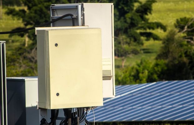 Regulatory ładowania SRNE: przegląd kontrolerów MPPT MC i ML do instalacji off-grid