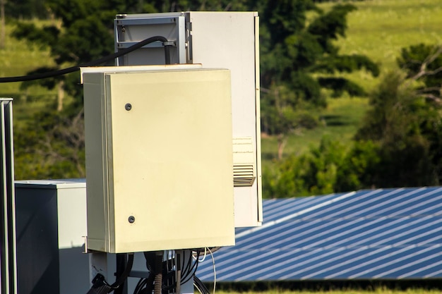 Regulatory ładowania SRNE: przegląd kontrolerów MPPT MC i ML do instalacji off-grid