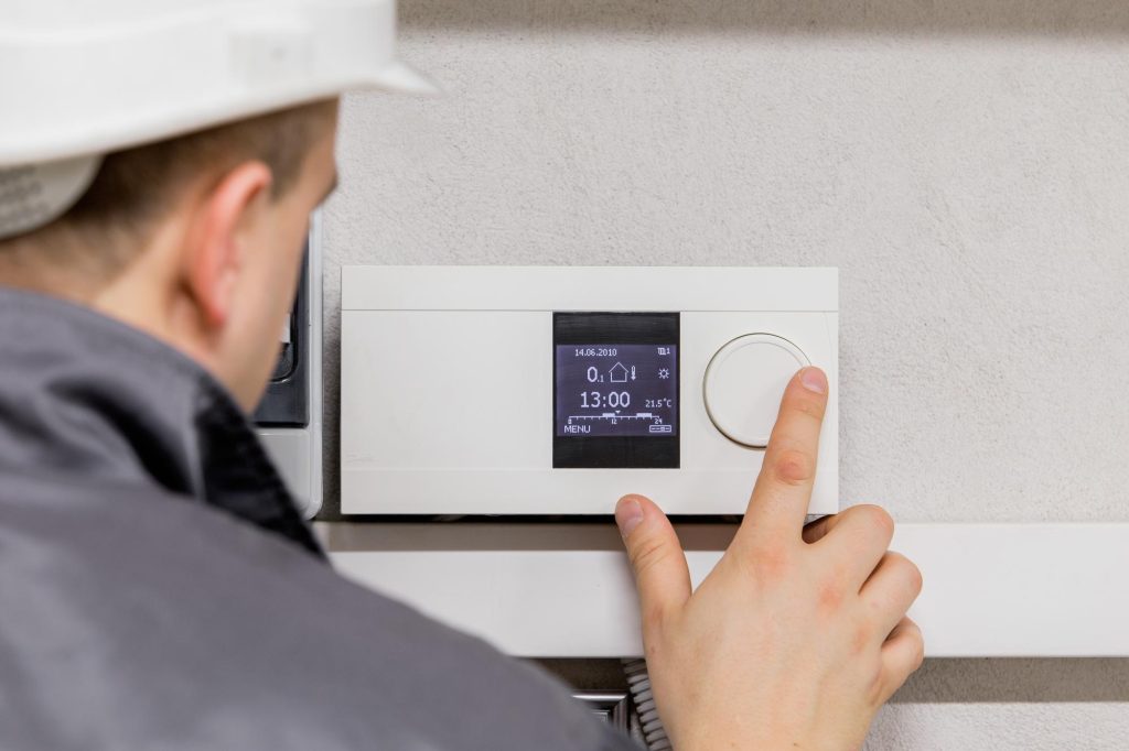 Smart EMS dla prosumenta 2026: Loxone, Home Assistant, Solarman — porównanie - ilustracja