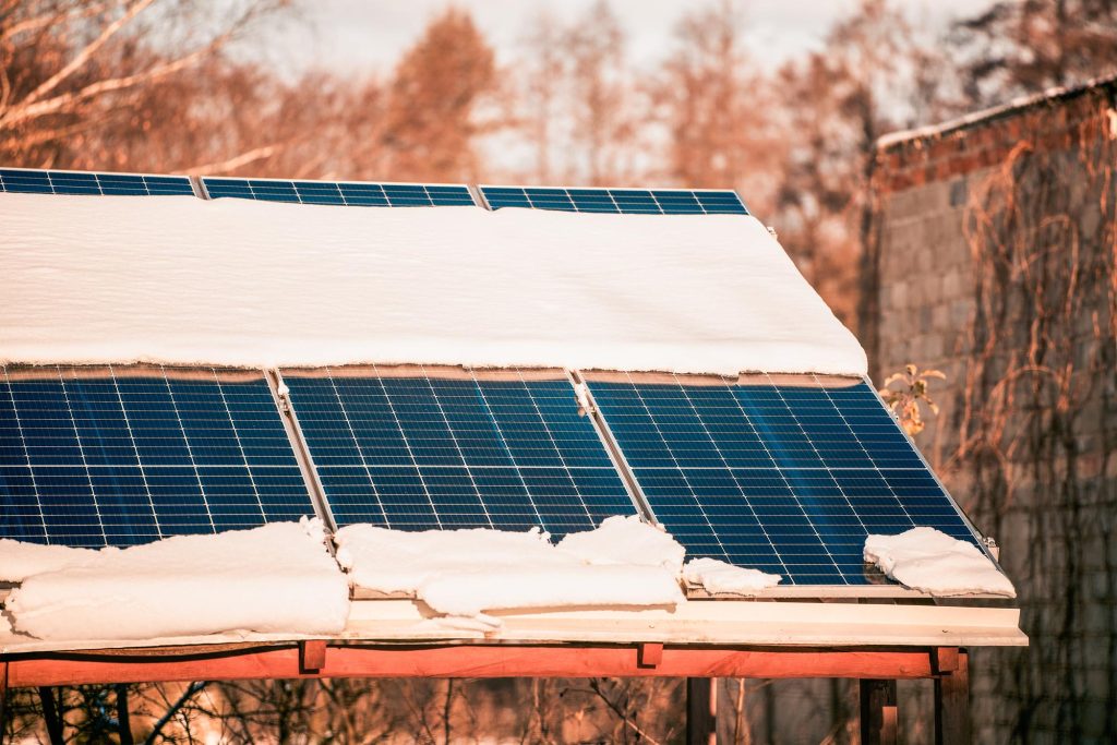 Temperatura paneli PV: ile mocy tracisz w upał