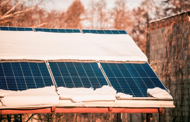 Temperatura paneli PV: ile mocy tracisz w upał