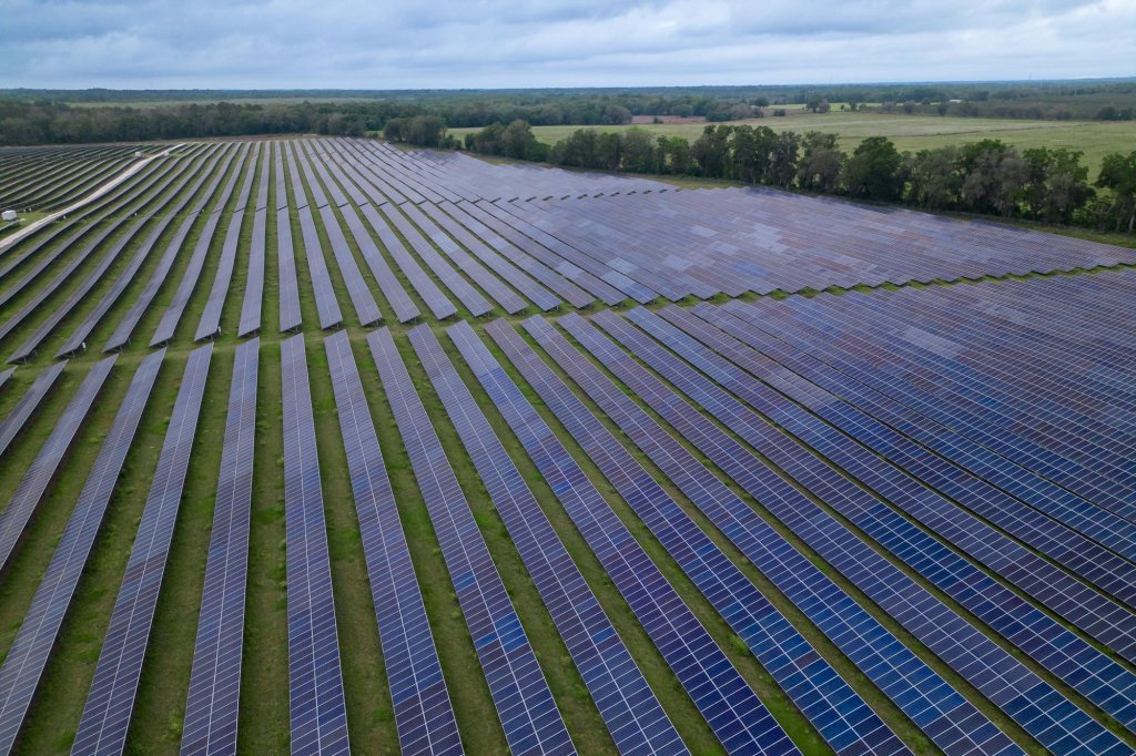 Farma fotowoltaiczna 1 MW w 2026: koszty, grunt i przyłącze