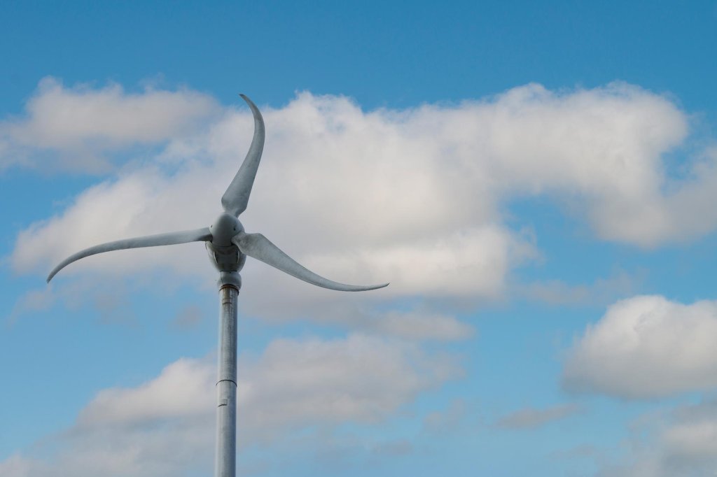 Mikroturbina wiatrowa przy domu w 2026: koszty i sens inwestycji