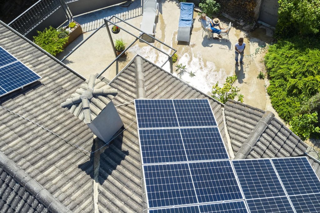 Strefy wiatrowe PV w 2026: montaż, którego nie zerwie wichura