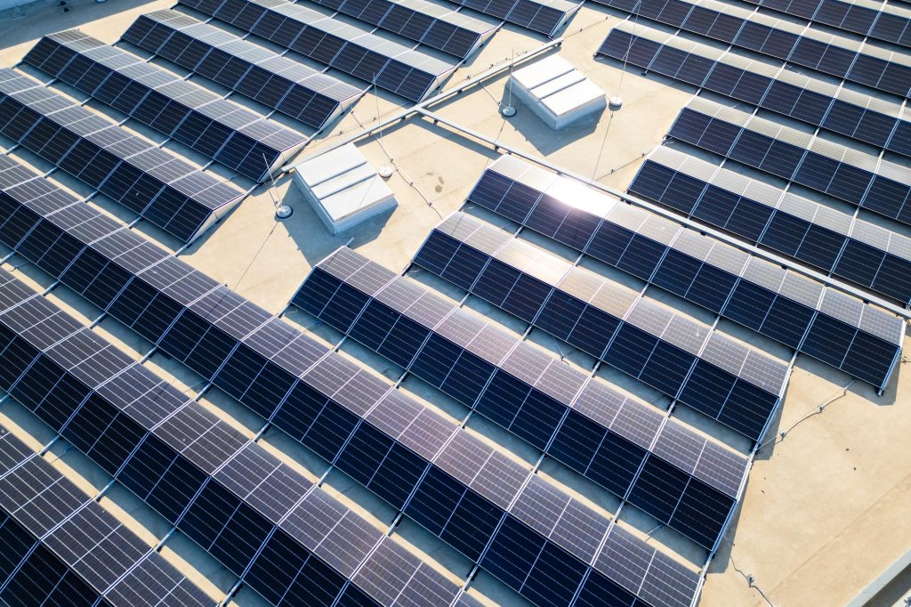 Elektrownia słoneczna dla firmy w 2026: skala, koszt i zwrot