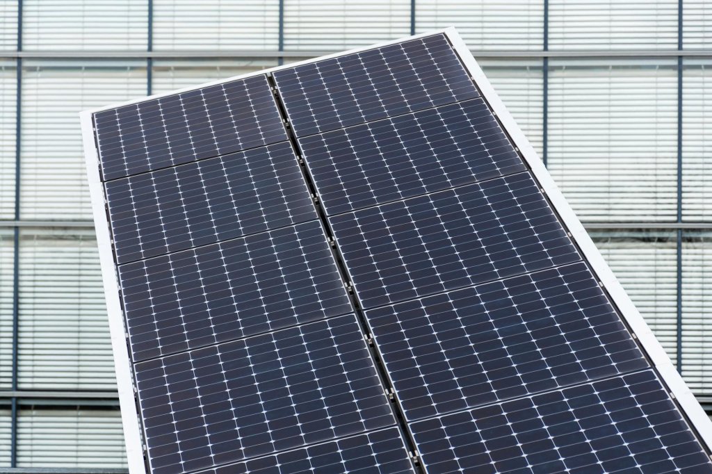 Kąt nachylenia paneli PV 2026: produkcja, zima i net-billing