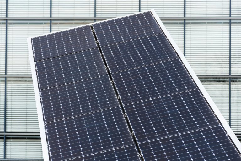 Kąt nachylenia paneli PV 2026: produkcja, zima i net-billing