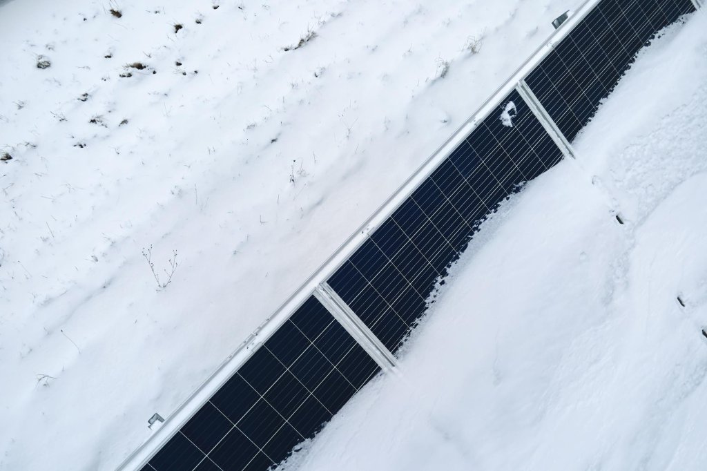 Śnieg na panelach PV w 2026: kiedy odśnieżać, a kiedy odpuścić